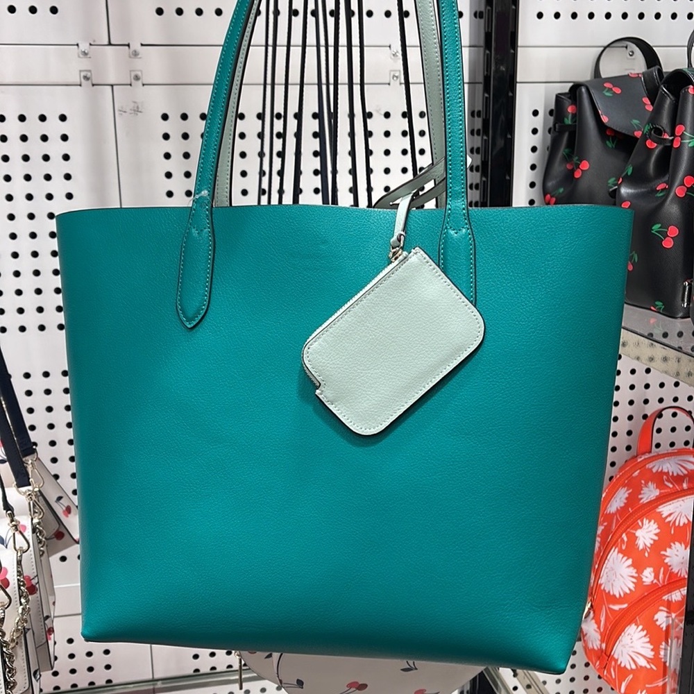 Kate Spade ava reversible tote
FIG LEAF - Picture 9 of 16